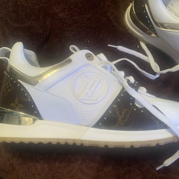 Authentic Louis Vuitton sneakers - Picture 4 of 7